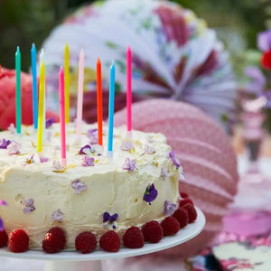 Lange Geburtstagskerzen in Regenbogenfarben — 16-er Pack / Talking Tables