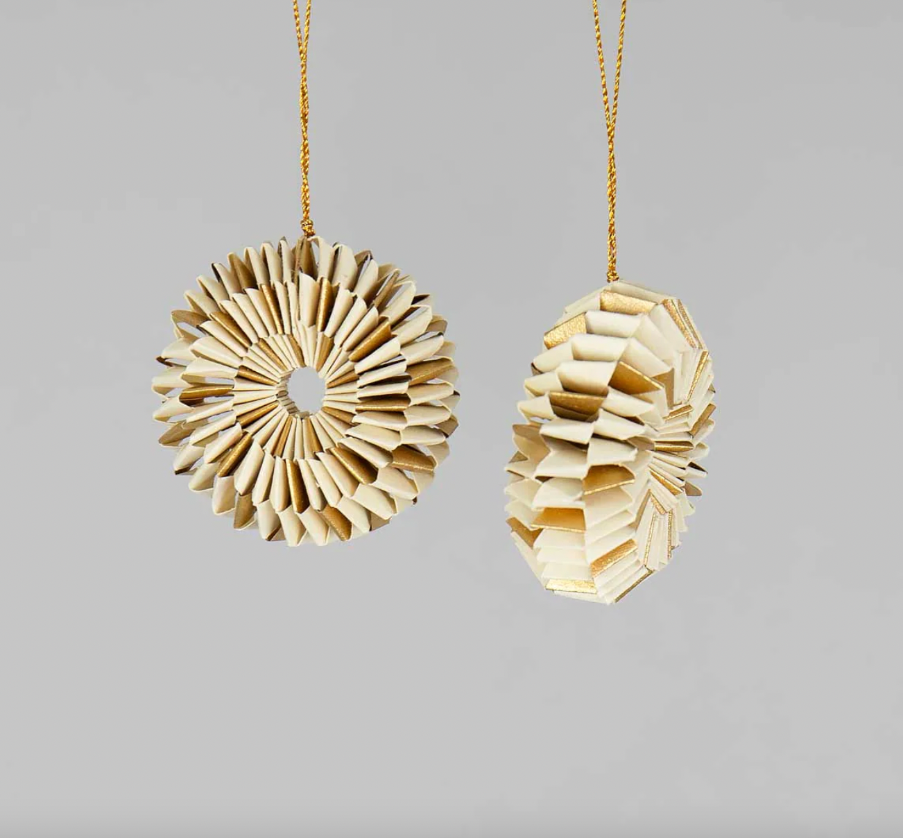 Papieranhänger "Spin" Weiß-Gold 2-er Set /  A World of Craft