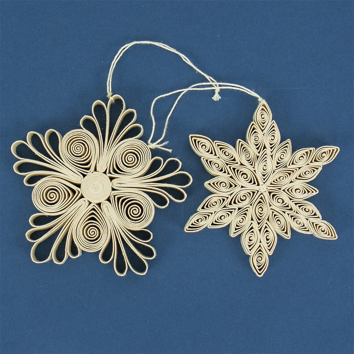 Papieranhänger "Quilled Snowflake" 2-er Set/  Afroart