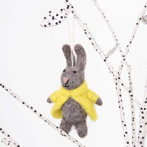 Filzanhänger Bunny mit gelber Jacke / Afroart